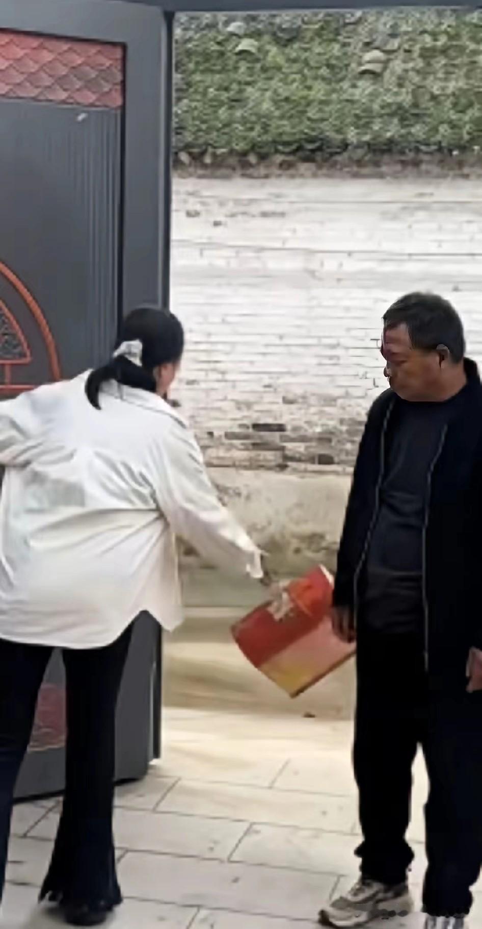 “这就是偏心的后果!”男子因为房屋改迁,获得了一笔180万的赔偿,女儿刚好家里有