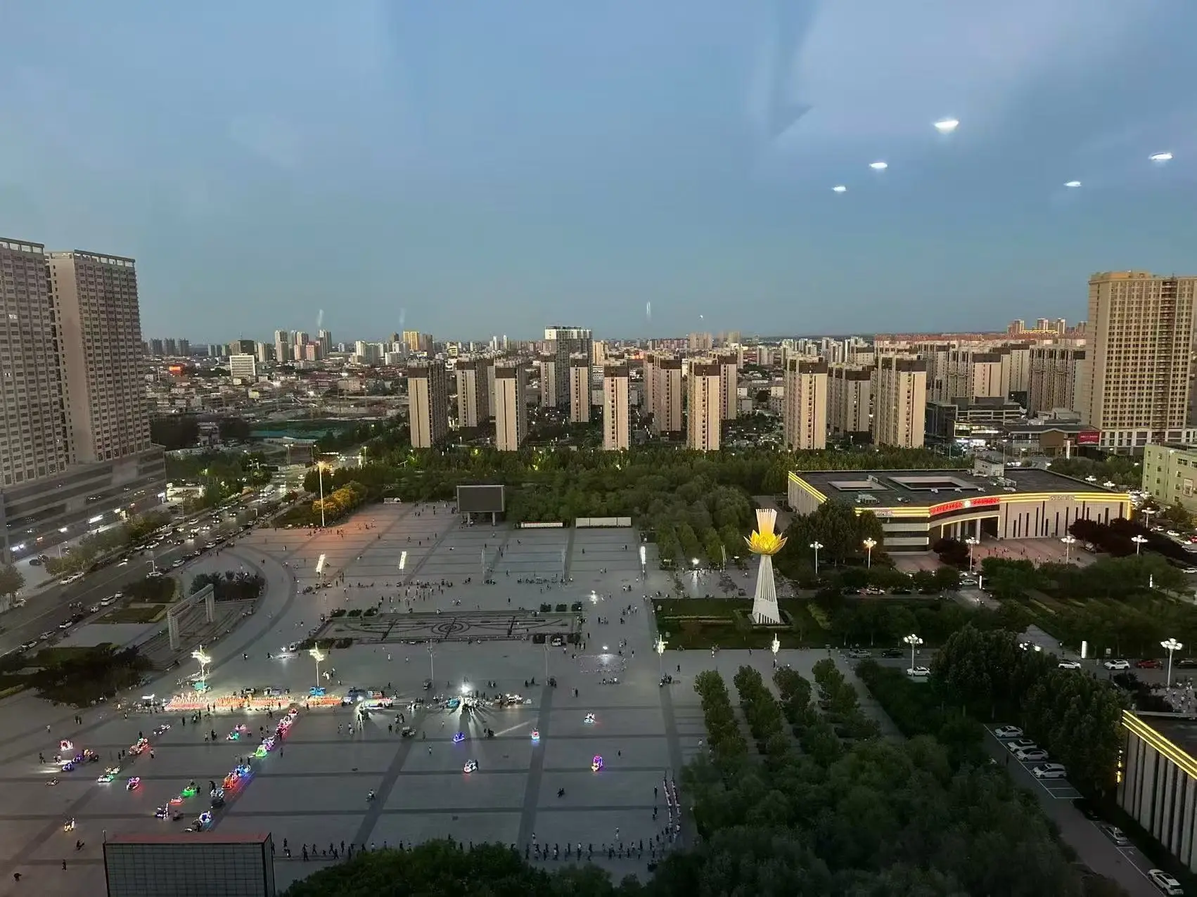 任丘中央公园，楼王位置，精装修，带空中露台，三个卫生间，两个卧室，整体...