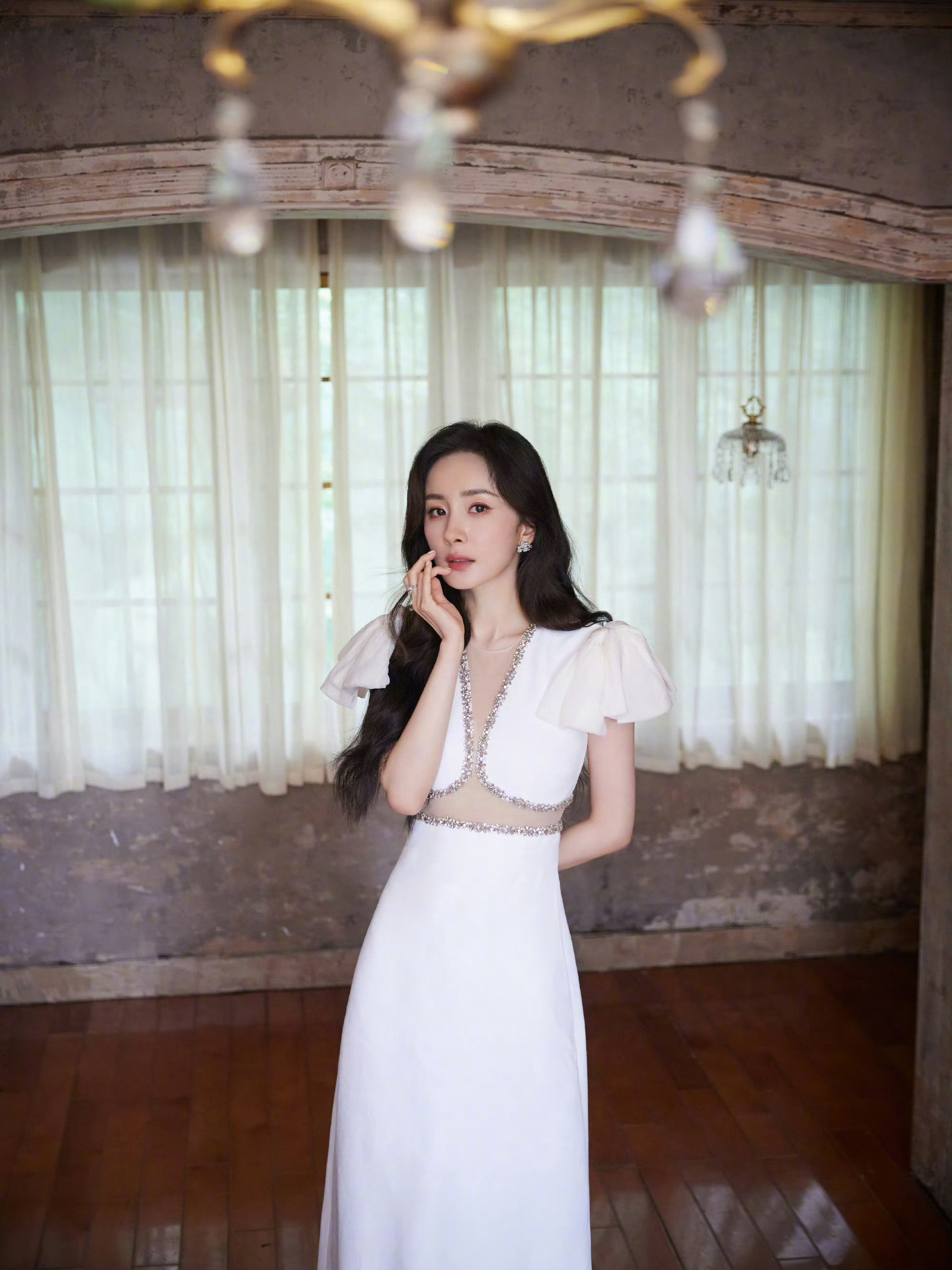杨幂ym杨幂宁绣绣一袭白裙，简约不失优雅身姿曼妙，眸光清冽，似遗落人