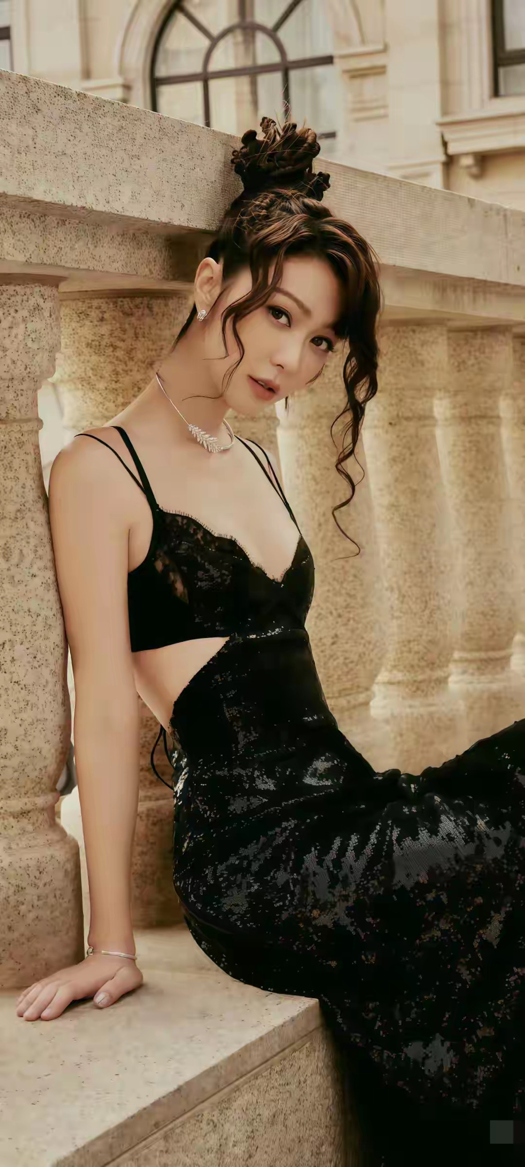 薛凯琪吊带裙，性感美背，不愧为“香港最后一个少女”