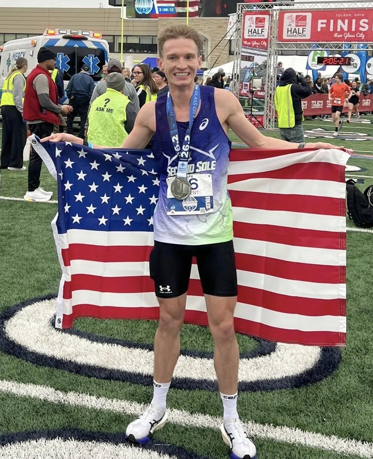 打工人跑者封神！无团队无赞助，首马狂刷美国纪录这才是真正的民间大神！