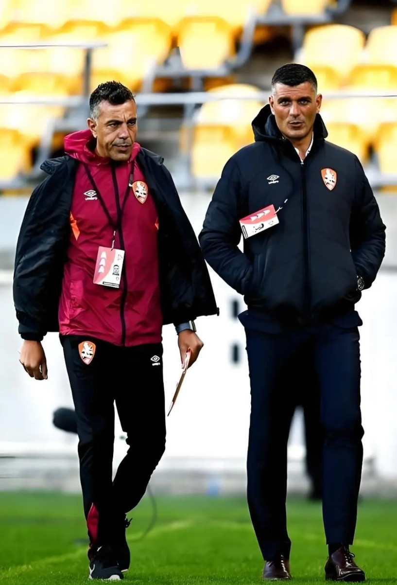 立此为证，最多1年半之内，成都蓉城主教练约翰.阿洛伊希会御甲归田，走马换人。甚至