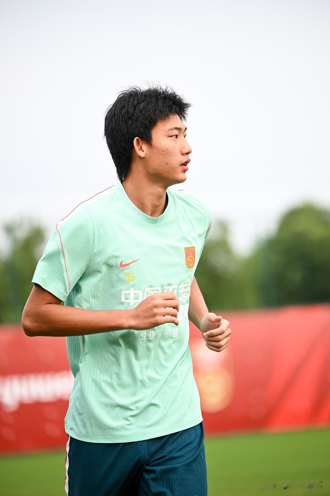 超越上古球王李惠堂，今晚赵松源有望打破中国男足国家队最年轻记录！在中国足球官
