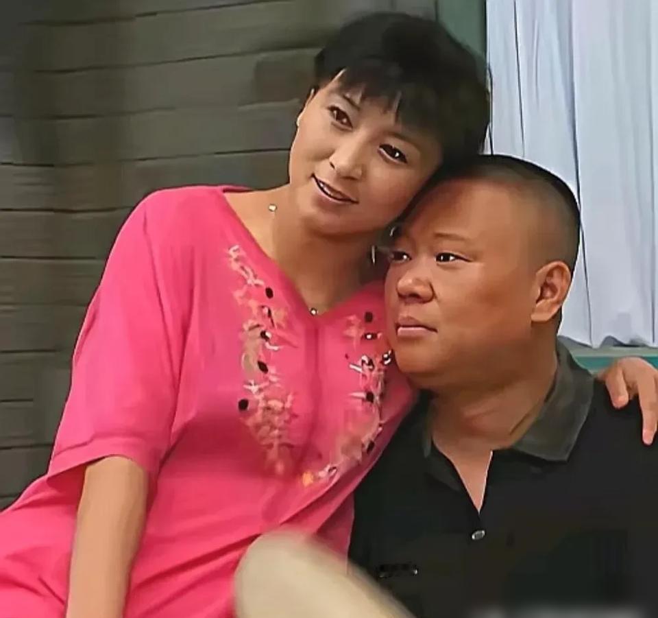 刚爆红的女演员深夜闯郭德纲后台，凑到他跟前递烟，他的手直接按灭了烟盒！他抬眼