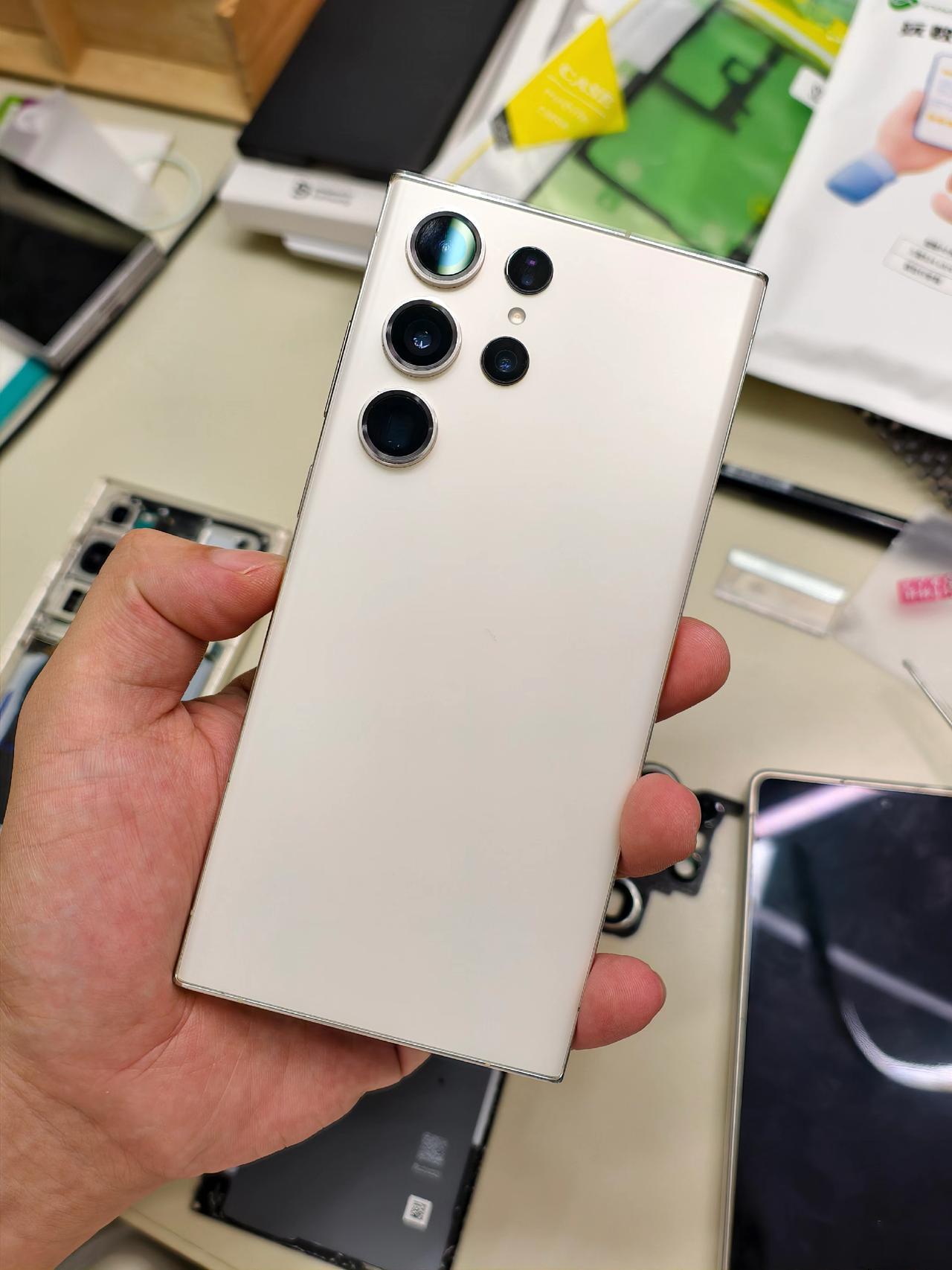 你的三星s23ultra后盖掉了吗？其实去售后花个几百换个后盖胶水就可以了。越南