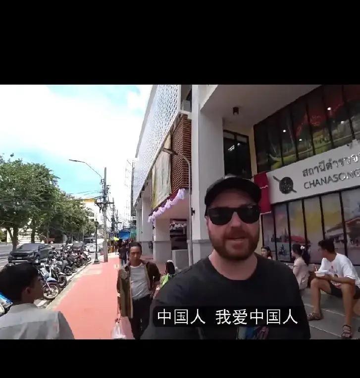 一个澳大利亚博主，在中国逛了20天，9个城市。临走前在机场，他对着手机镜头，