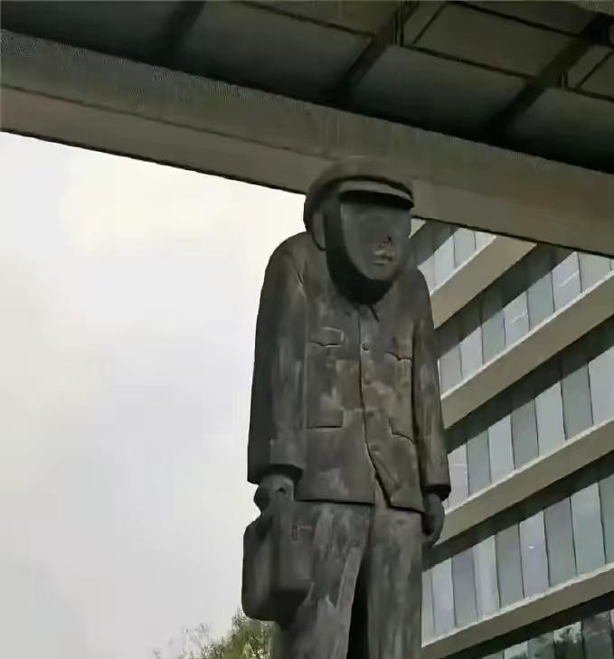 吓一跳！马云公司门口立这个雕像是啥意思啊！跟个日本人一样…有网友说，这是马云