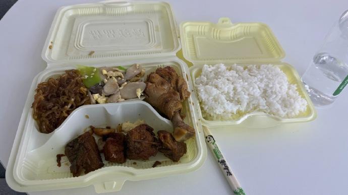 这是零跑汽车的保养客餐！很多人以为电动汽车不需要保养或者保养费用非常低，但其实