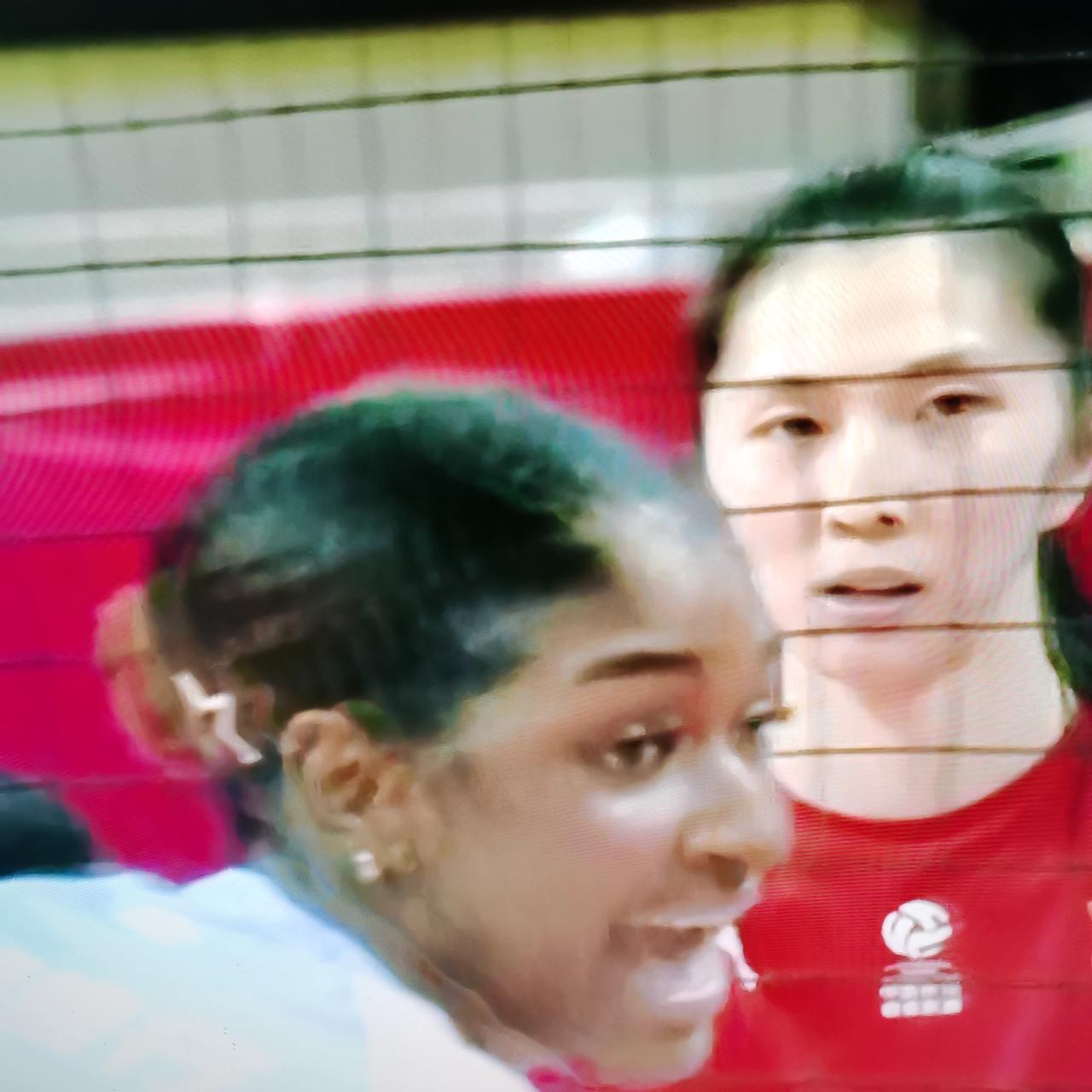 天津女排今天下午输了江苏女排王艺竹做为主攻中规中矩，手上功夫变化少，造成打手出