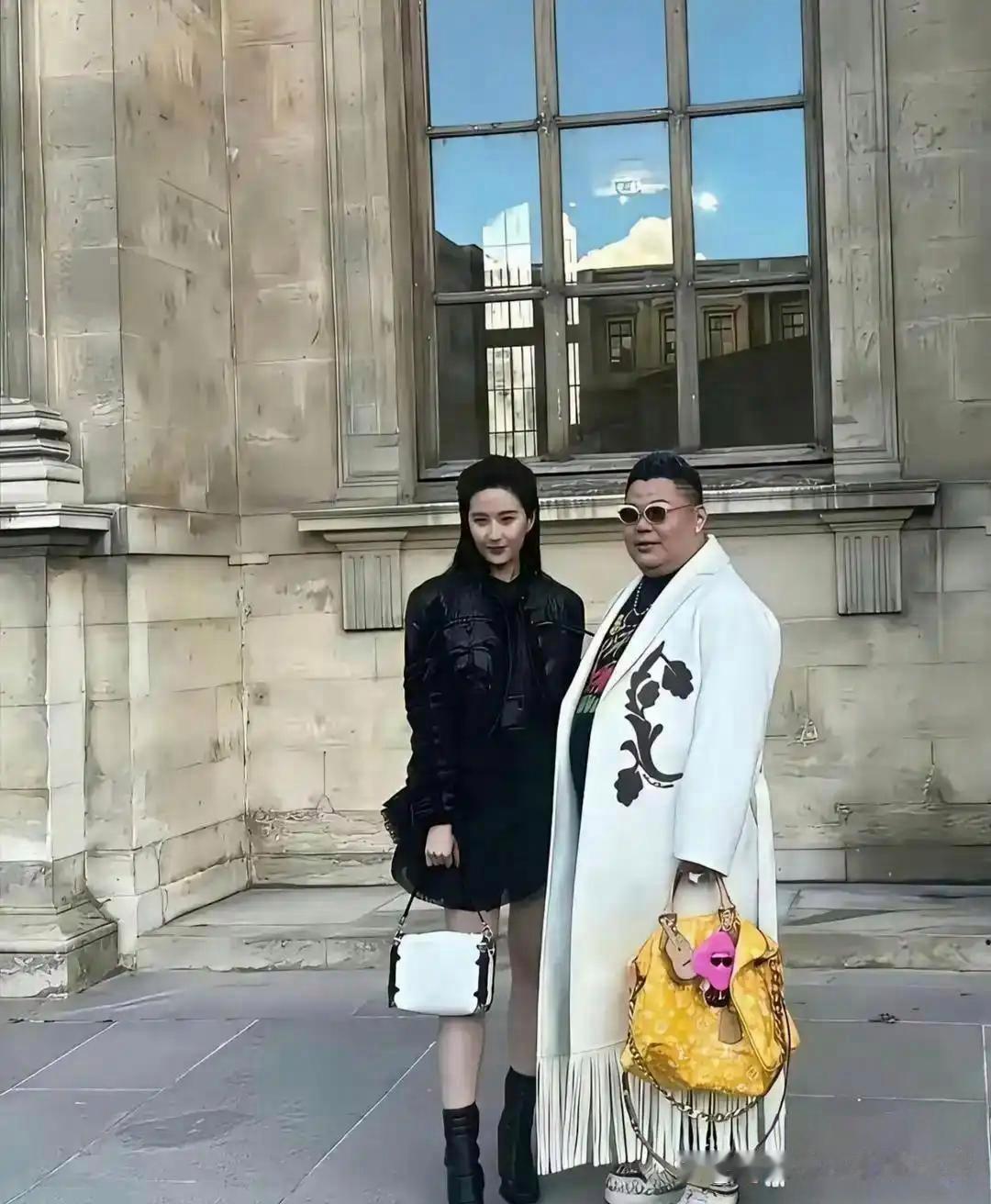 刘亦菲身边那位男士，手里拎着个黄色的包。那包值1200万。1200万能买一辆