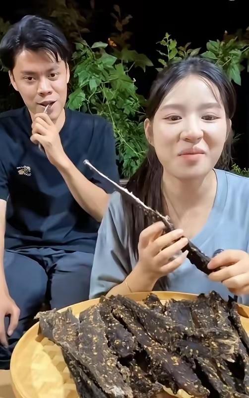 刷到阿梓带着鸟哥直播的片段，第一眼根本没反应过来，这俩人站一起的神态语气，居