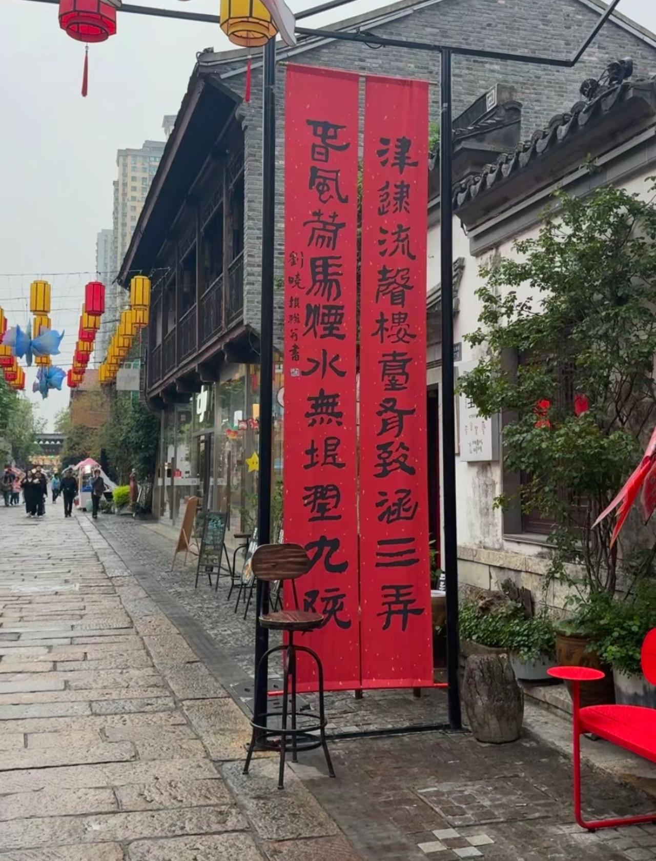 春天的南京，樱花盛开如霞，秦淮河畔，尽显江南水乡之柔美。春天的南京，樱花如雪，