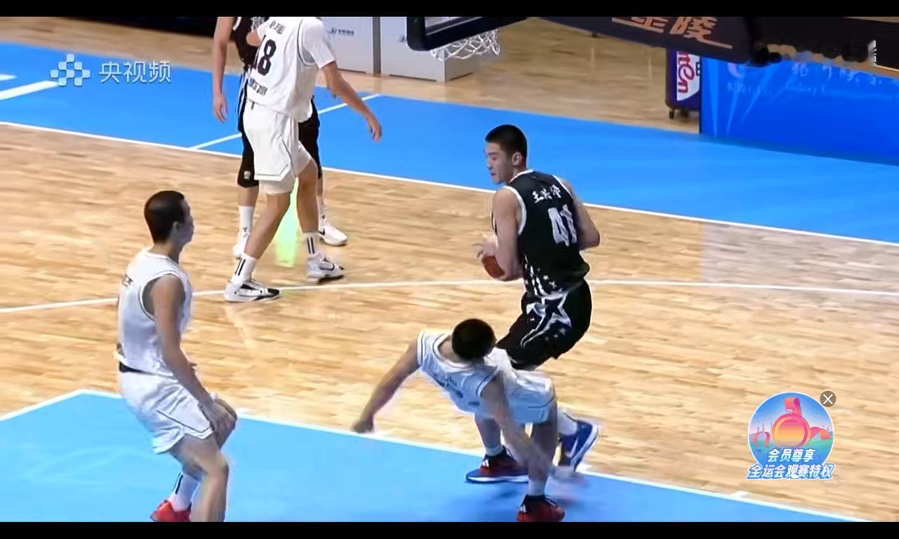 王洪泽成为巨无霸，上海王子恒假摔吃技犯，上海队输得可能很糊涂王洪泽跟陈家政一