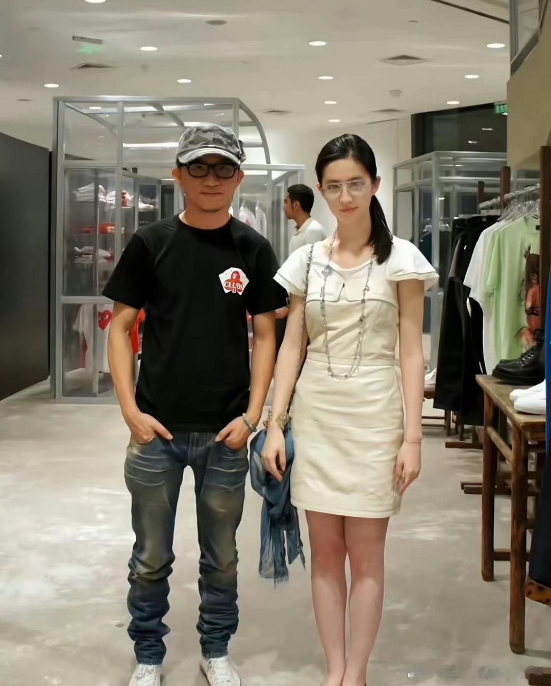 刘亦菲早年的路人合照仿佛怎么挖都挖不完，至今仍不断有陌生旧照流出。早年长期在影视