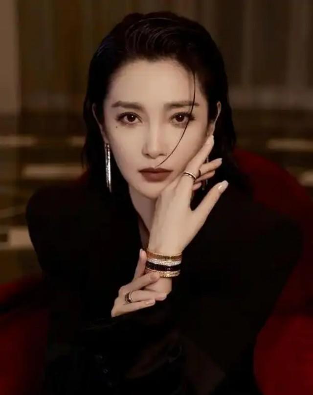 2009年，李冰冰开出12万月薪招保姆。其中一位保姆应聘，将菜里里外外洗了5、6