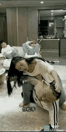 两口子为了出去吃大餐，演了一出好戏，没想到被公公婆婆识破了，尴尬了。