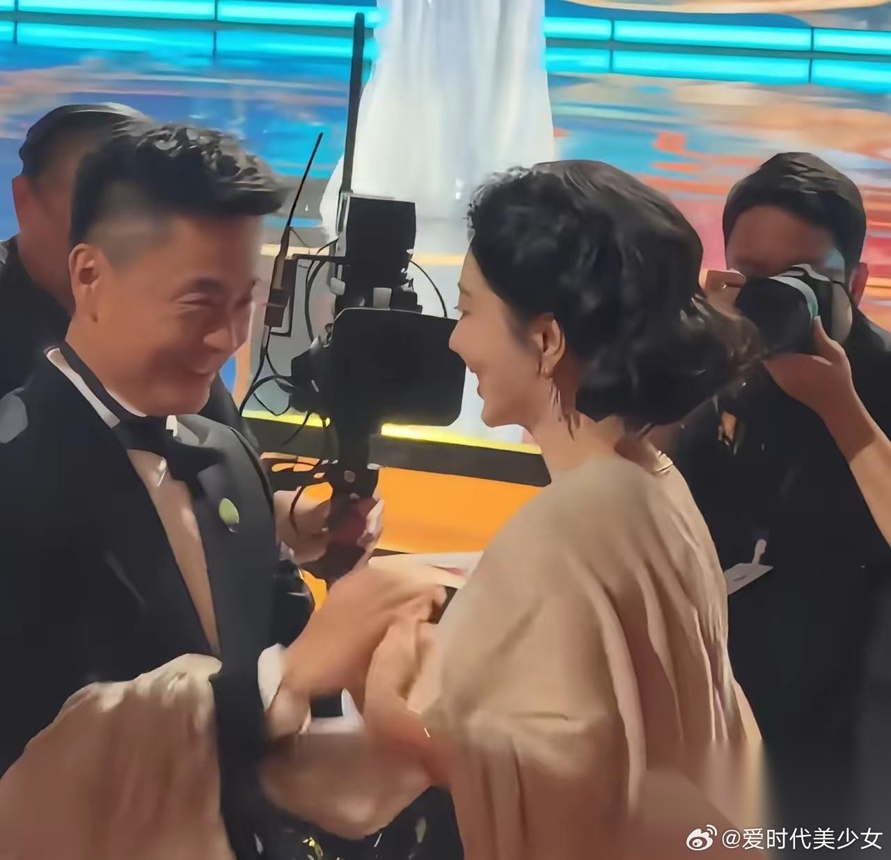 都在质疑是那个男的，在这么隆重的场合捧着杨紫的脸，像骄傲的老父亲看着自己特别争气