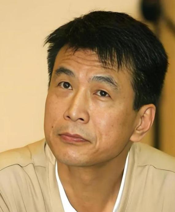 演员李天柱说：“拍《甄嬛传》时，我第一次见陈建斌，我说我是李天柱，幸会幸会，他只