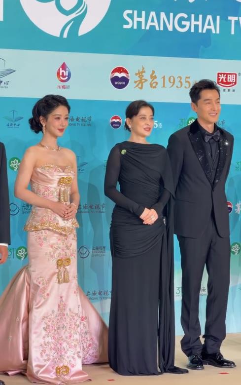 今天杨紫和梅婷还有胡歌一起在上海出席颁奖典礼，三位虽然搭配风格不同，不过都很有时