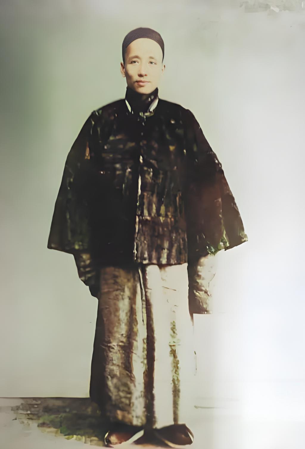 1898年9月21日，康广仁、梁启超等四人正在北京南海会馆打牌，清军大队人马则是