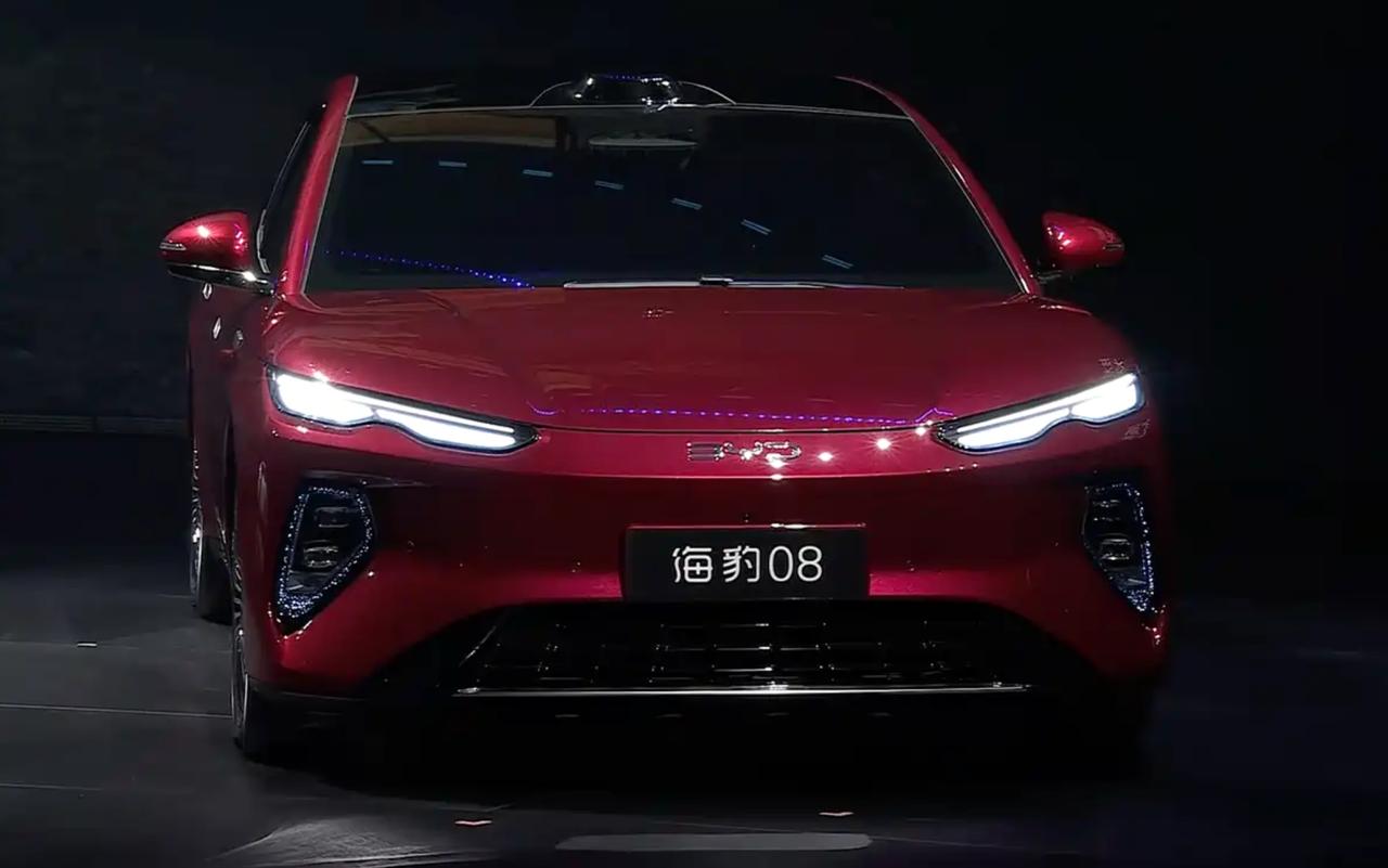 比亚迪的高颜值轿跑来啦？海豹08迎来正式首秀！日前，比亚迪海豹08在技术发布会
