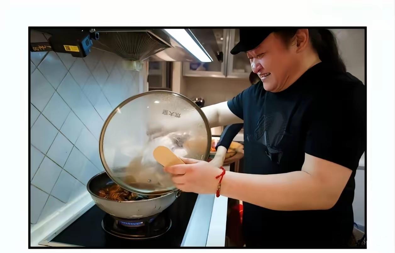 终于知道刘欢为什么不举行遗体告别仪式和追悼会了。看看这些家中聚会的照片，刘欢生前