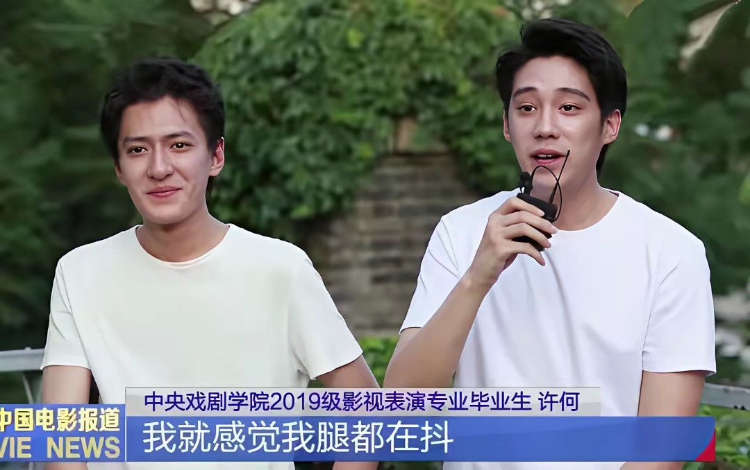 许何虽然很帅，但是不像爸爸，也不像妈妈，倒是莫名感觉旁边的这个男生，他的同学，脸