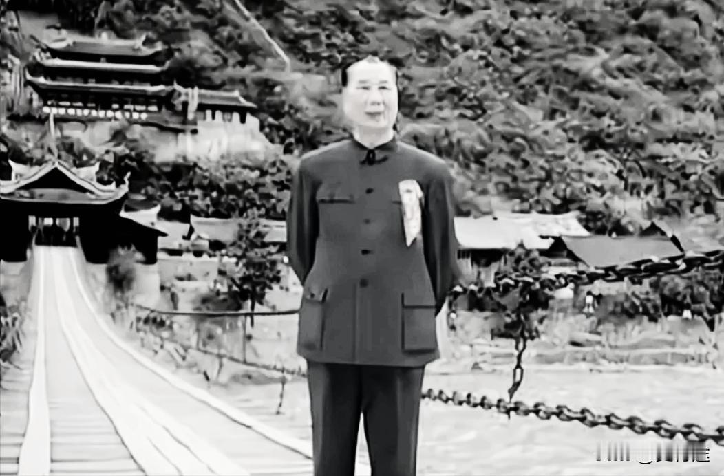 当年指挥“飞夺泸定桥”的开国上将杨成武将军在77岁冲走泸定桥。老将军站在桥头没有