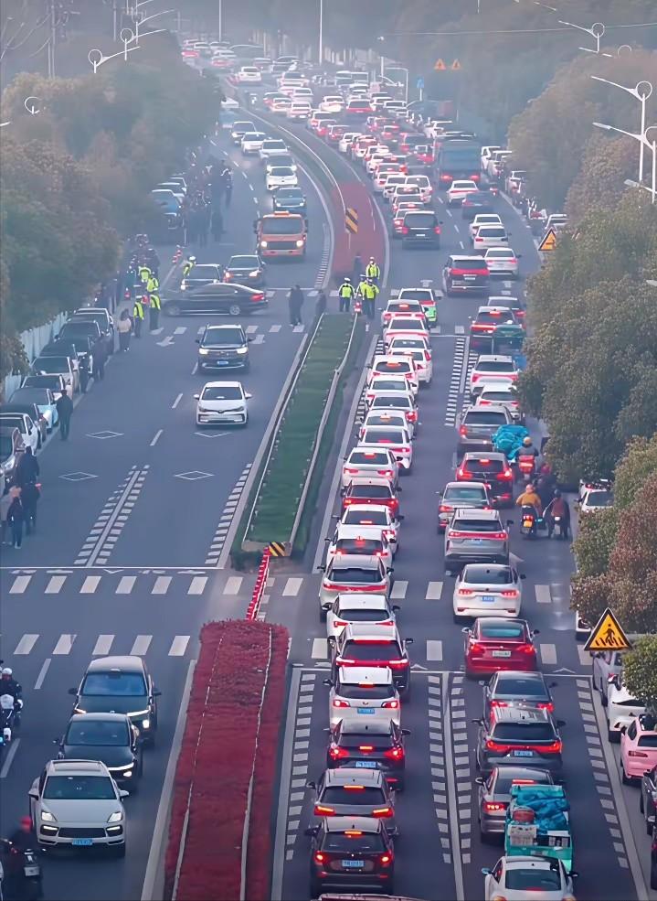 因为送别张雪峰，不堵车的苏州今天排起了车龙。张雪峰在直播间不止一次夸过苏州，不