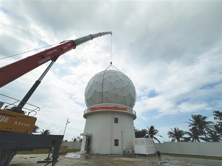 【海南商业航天发射场古松测控站雷遥一体天线罩成功吊装扣罩】3月17日下午2时许，