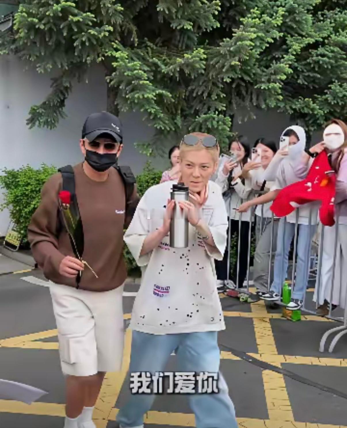 有网友问鹿晗私下一直是这样的吗？驼背体态不好略显猥琐？？？