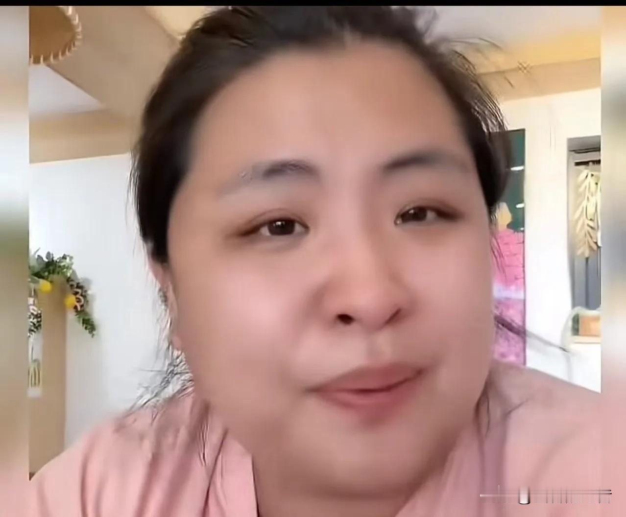 停止一个月不捐，基金会居然打电话质问：“你为什么不继续捐钱了！”女子苦笑着