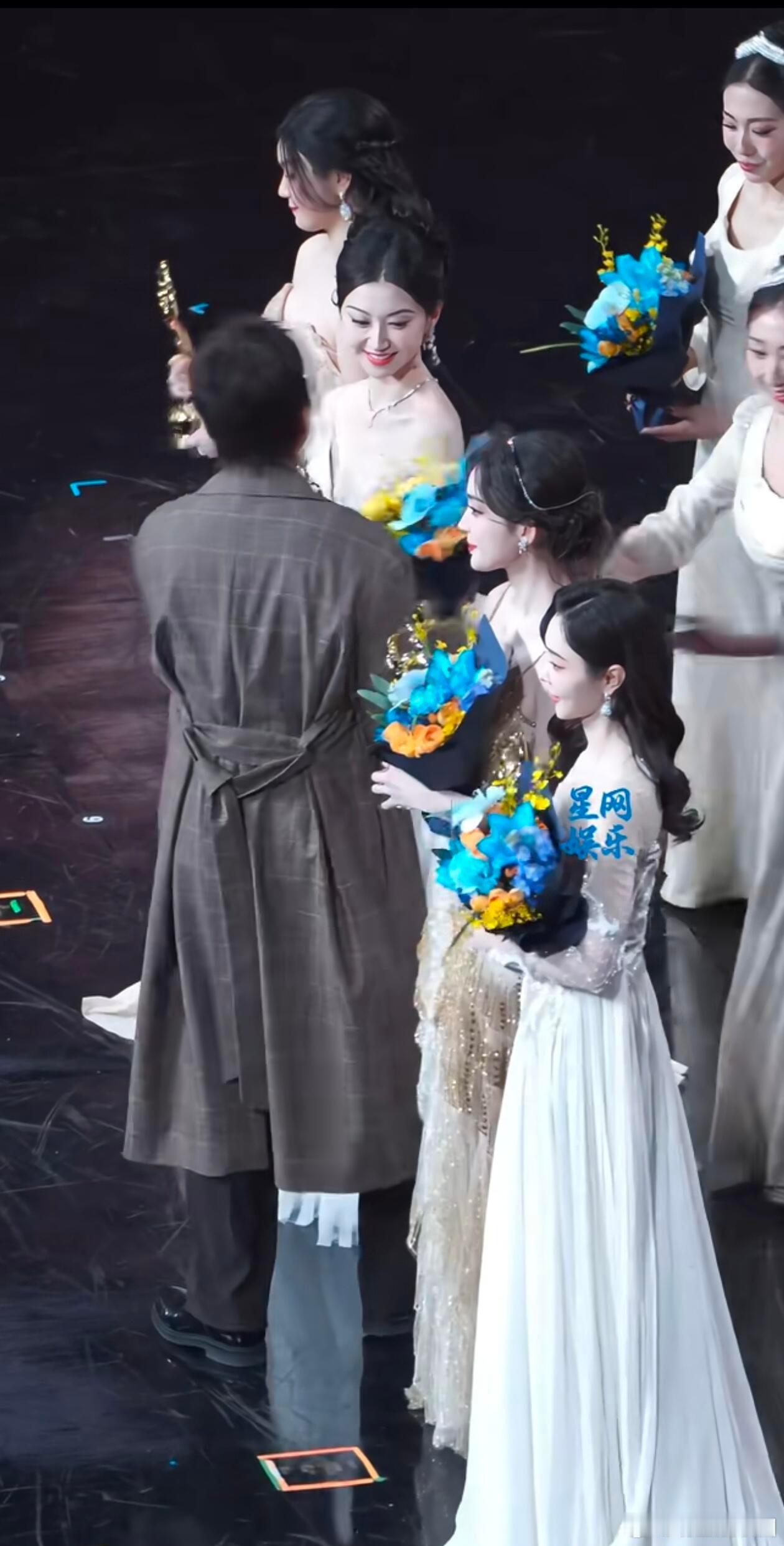 景甜捂着肚子微博四美陈妍希、景甜、娜扎、宋轶，真的美得各有千秋😍