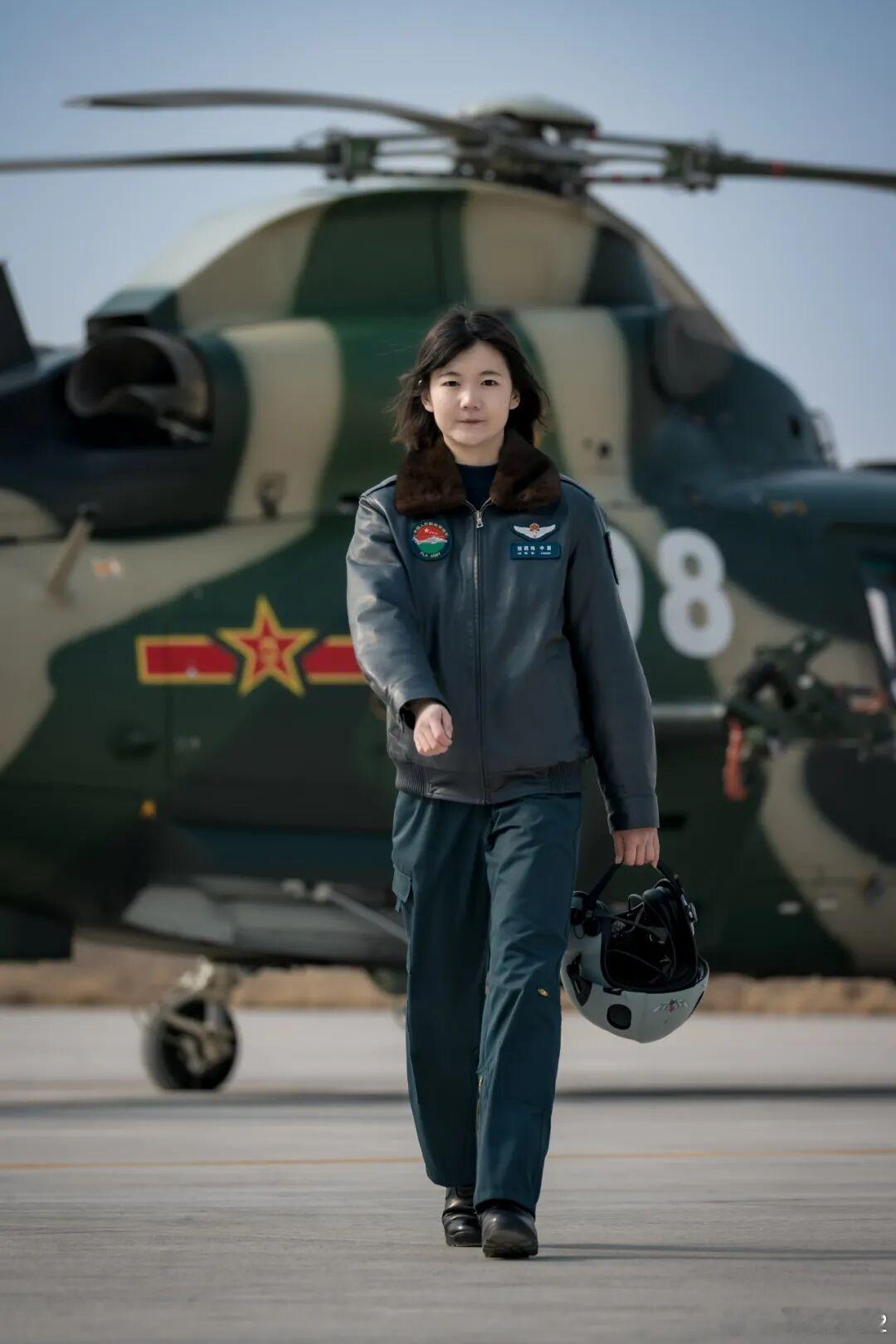 陆军自主培养飞行员陆军航空兵学院某旅首批自主培养的女飞行员刘玥玮，首次以见习指挥