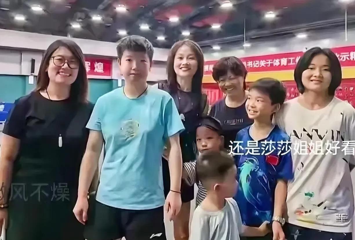 这些人有点过分了吧？一群人找莎莎拍合照，能进到体总太幸运了！国乒放假莎莎没