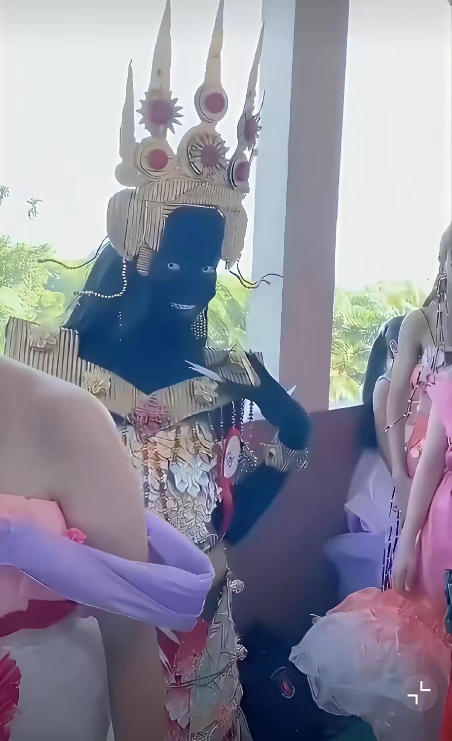 “真打着灯笼都找不到！”婚礼当天，新娘秀出神操作，窗帘一拉根本找不到人，只能看到