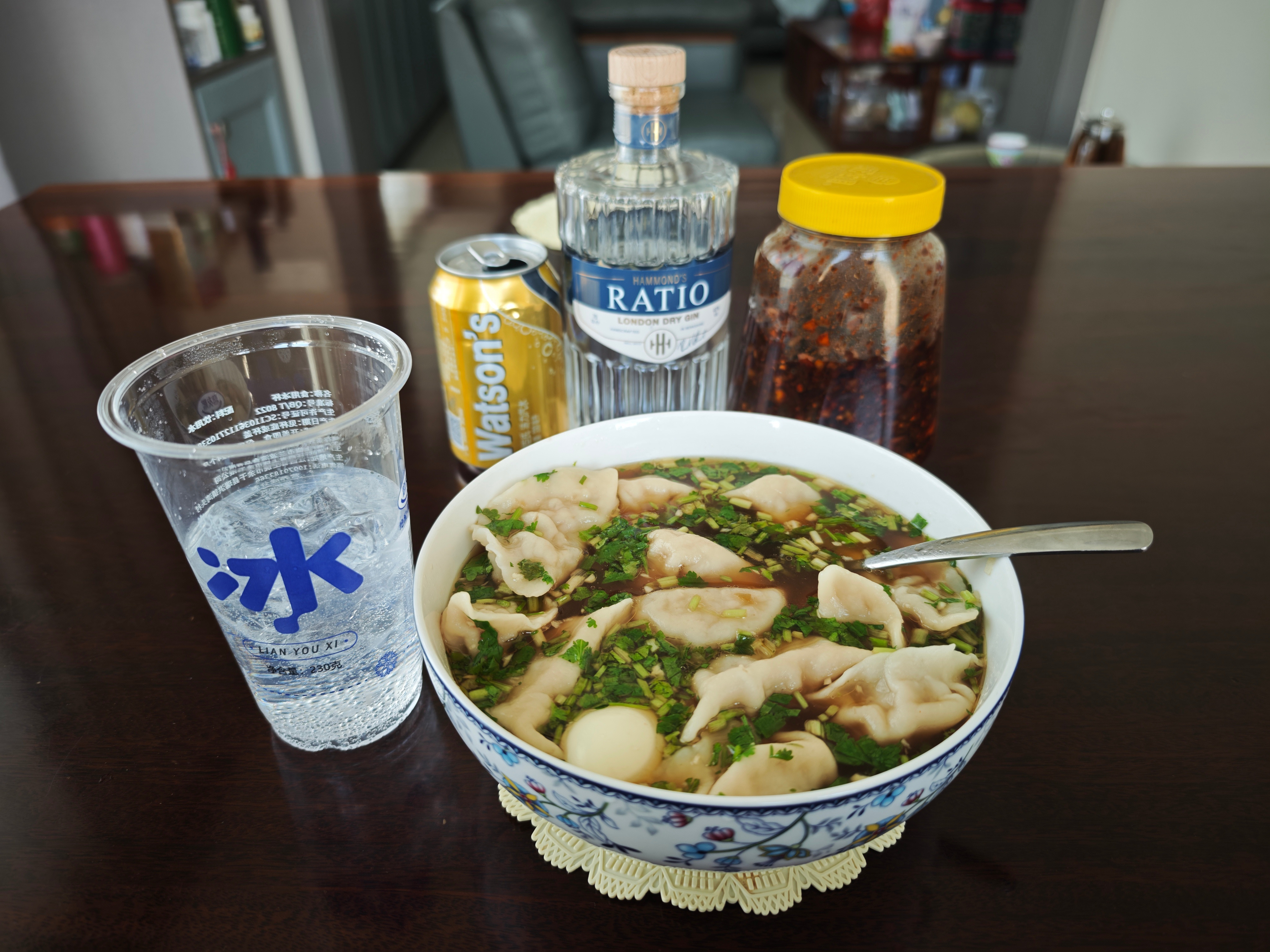 饺子配酒，越吃越有。