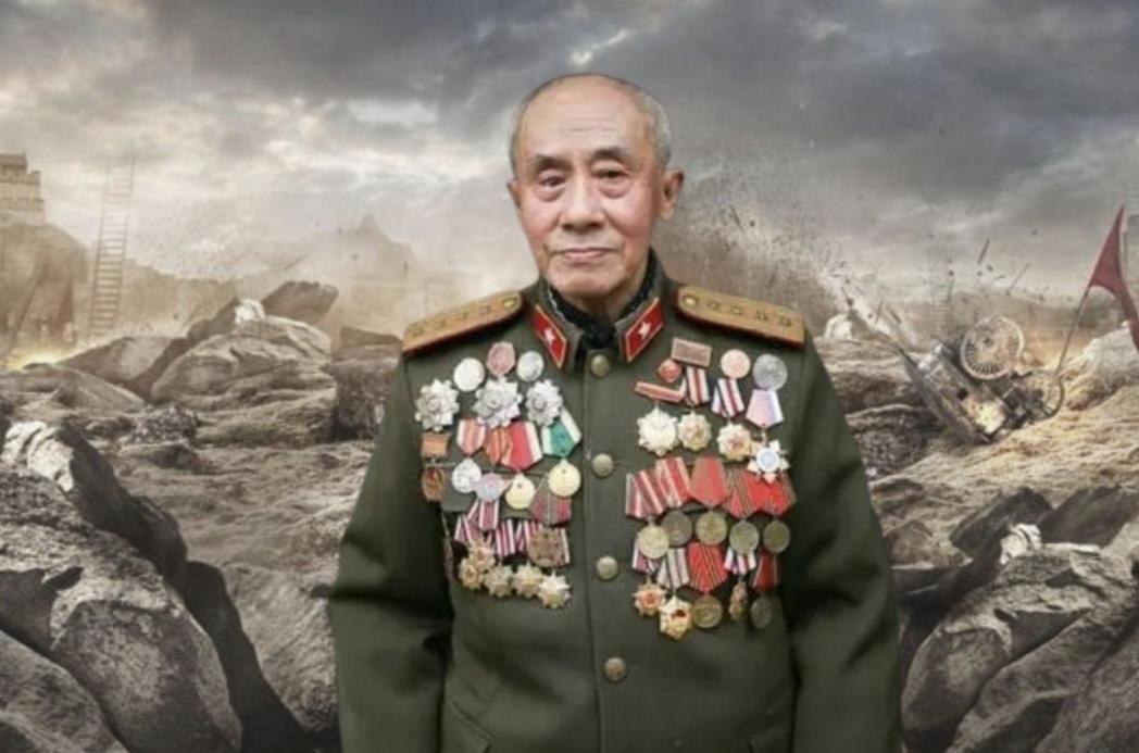 1938年，几十个日本兵正在河中央洗澡时，被一名八路军给看到了，本以为八路军要悄