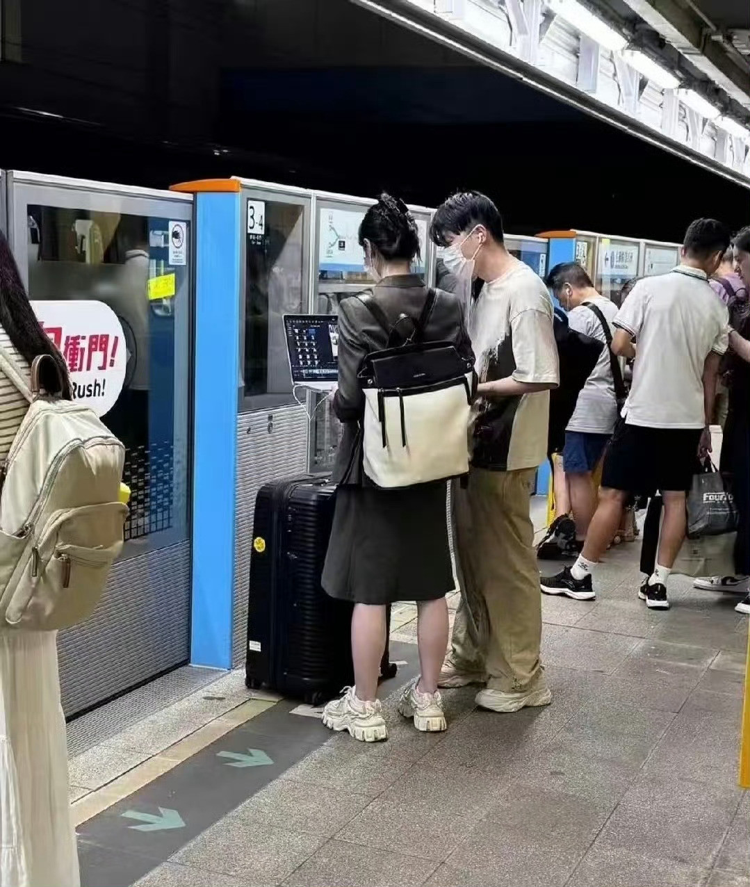 曝张雅琪已婚网友扒出张雅琪和万俊丰同行照片，图片里的鞋子跟张雅琪本人发的vlog