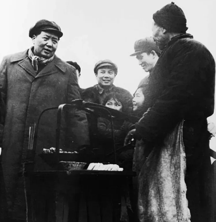 1957年，毛主席视察武汉，得知王盛荣只是建筑局里的一个副处长时，勃然大怒，当即