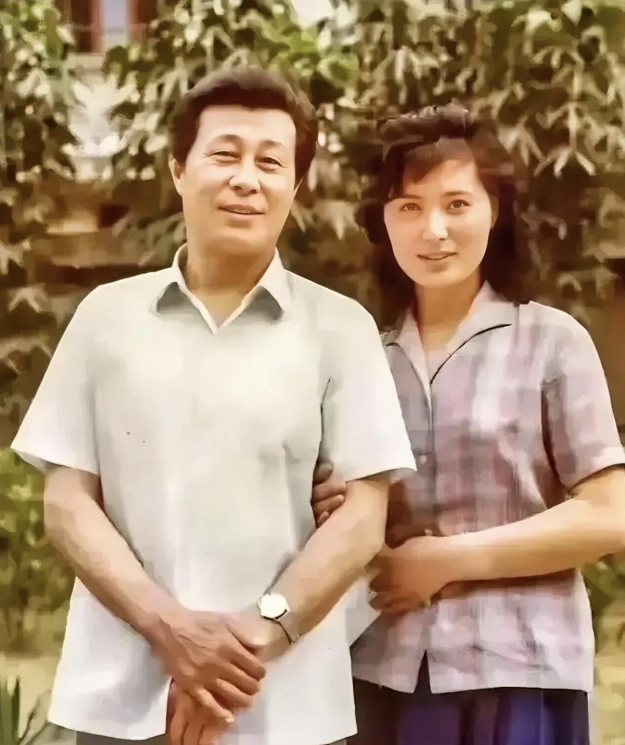 王心刚的美貌真是几十年才出一个，男看王心刚，女看王晓棠，是真正的老戏骨。右边这一