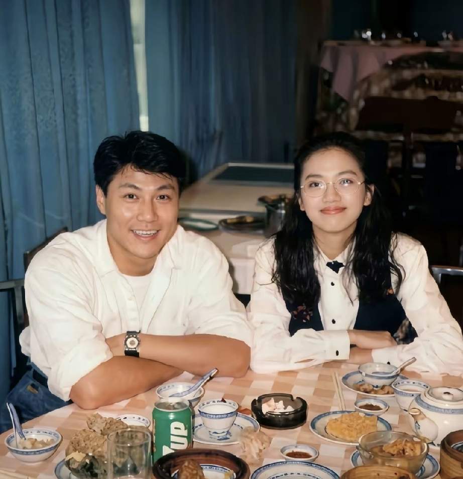1991年，梅艳芳和林国斌在餐厅吃饭，留下一张合照。那年梅艳芳28岁，大方明艳；林国斌31岁，俊朗有