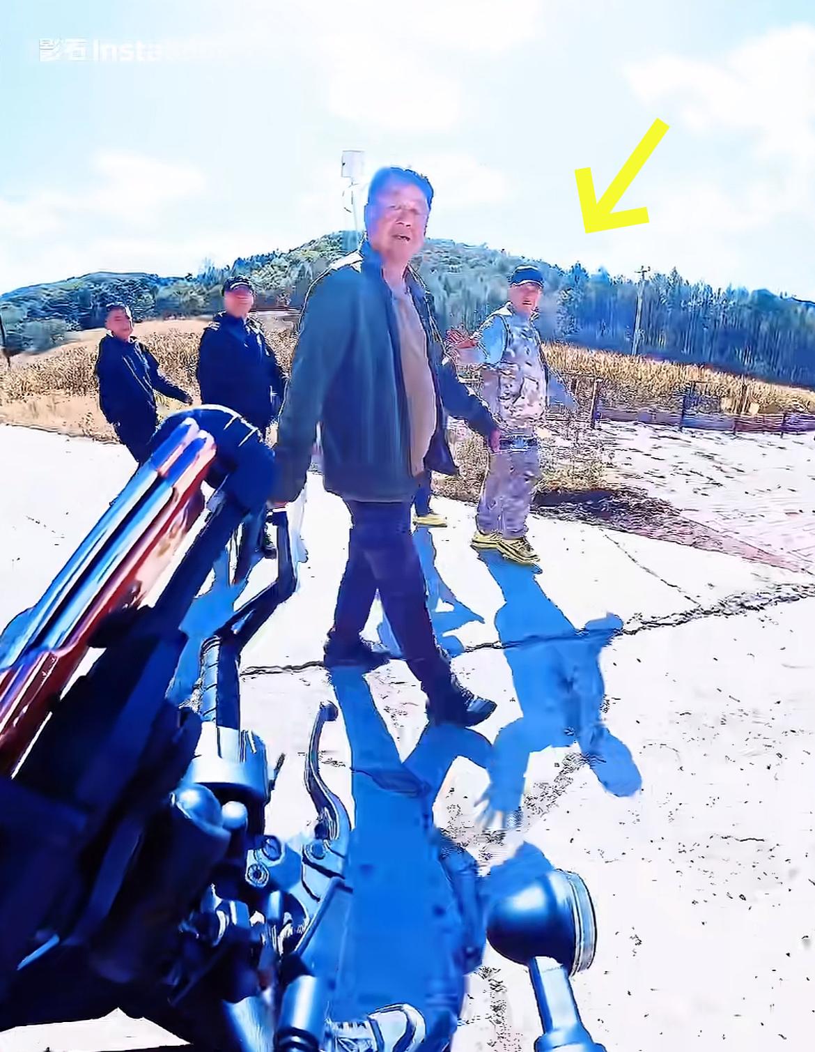 摩友偶遇赵本山带着几个人在农村散步，一身名牌超有范，热情与摩友打招呼，并叮嘱：慢
