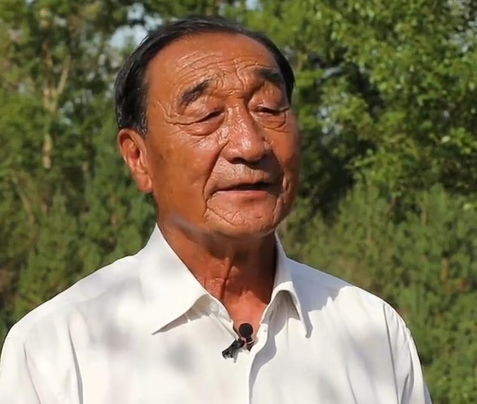 1984年，陕北汉子卖掉84只羊，承包3000亩荒沙，媳妇一把拽住他，跪在地上哭