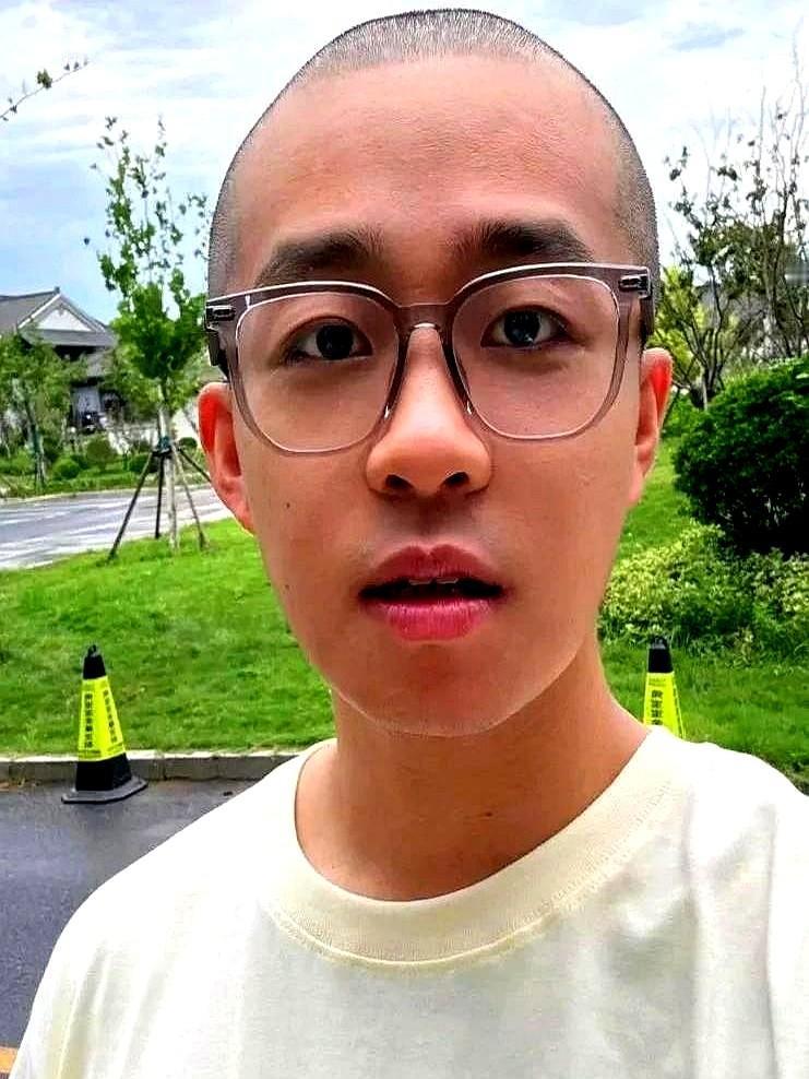 开机照少仨人，郭德纲直接玩悬念。郭麒麟横店轧戏，张云雷术后静养，郑好直播间冲