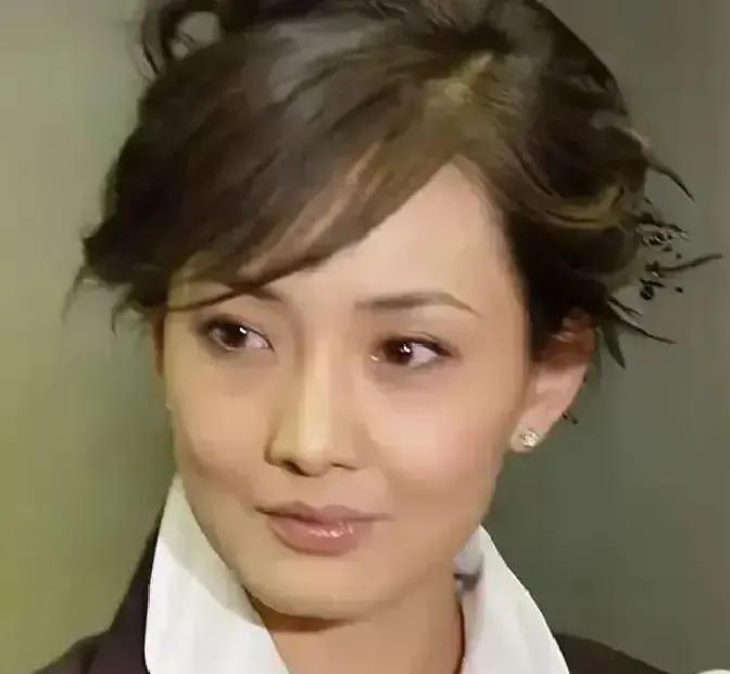 内娱最反叛的夫妻，连婚礼都没让媒体拍。别人在红毯上秀钻戒，他们在医院挂号处排队