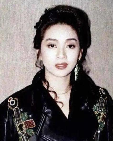 梅艳芳弥留之际，她妈妈痛骂她：你有2亿的遗产，只给我7万，你不孝！但梅艳芳不为所