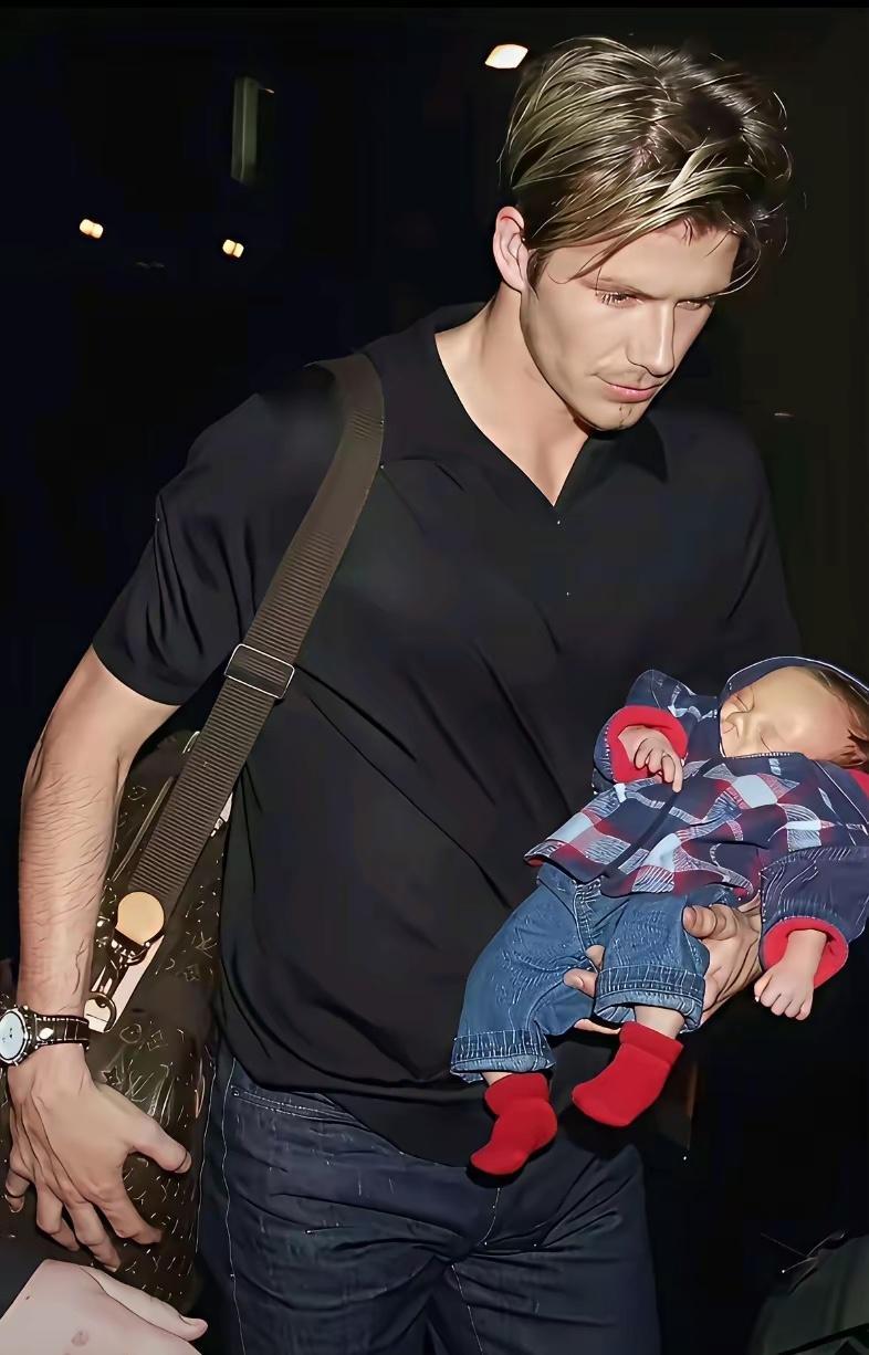 贝克汉姆的三个儿子各有特色，只有女儿完美继承了父母的优点。可喜可贺，老贝的优秀