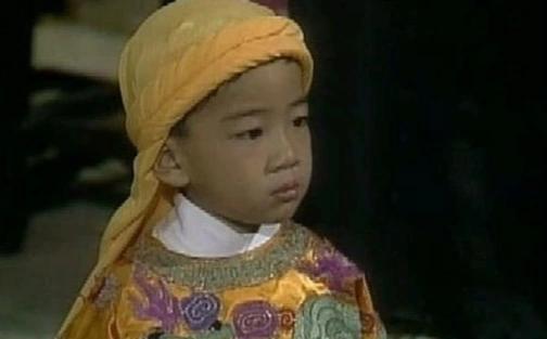 十五岁的洪天贵福被押上囚车那天，刑场路上站满了人，他身上披着破烂的麻布，头发打结