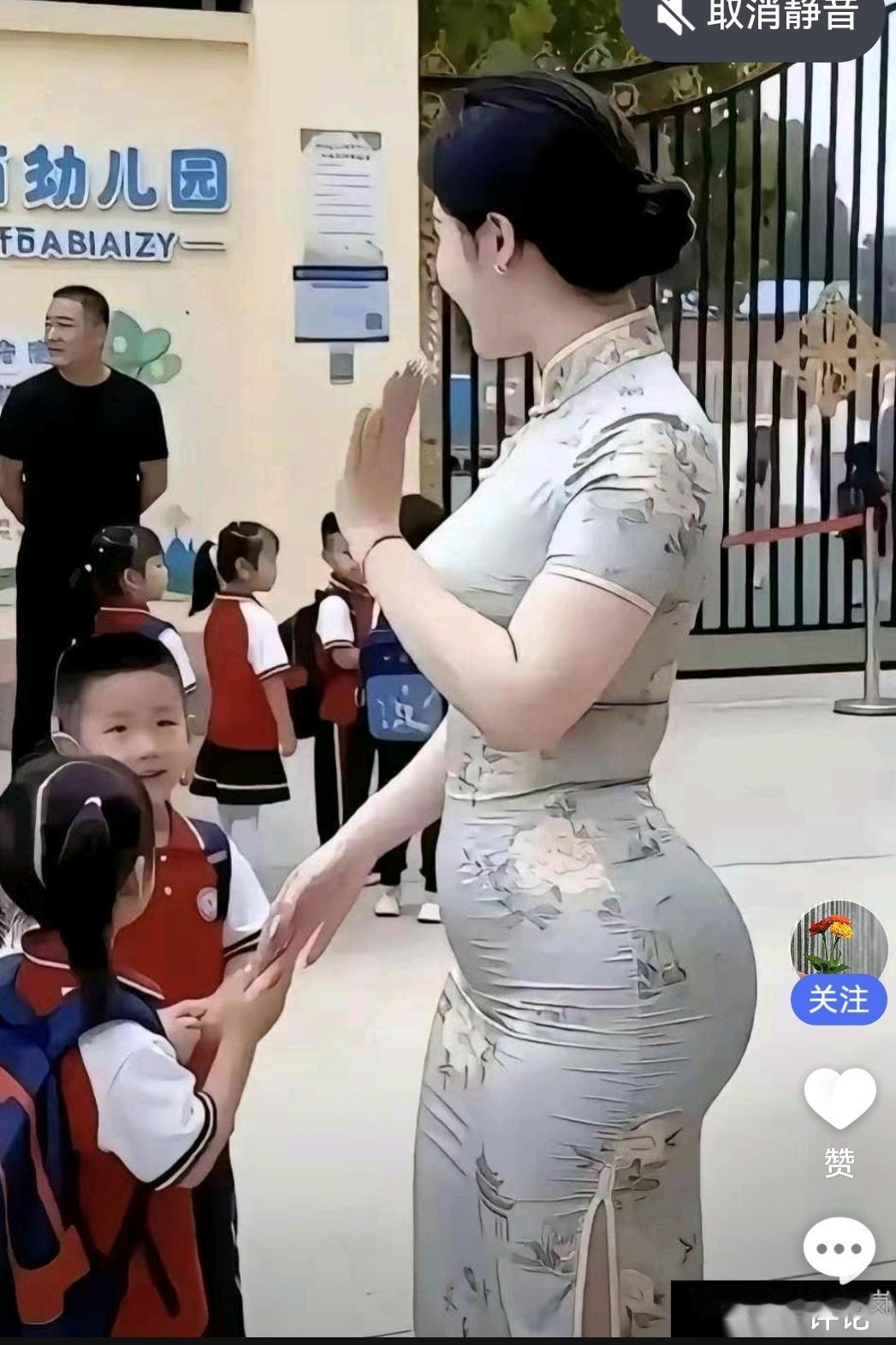 太少见！幼儿园门口大多是爸爸接娃你们发现没，这家幼儿园的门口，来接送孩子的